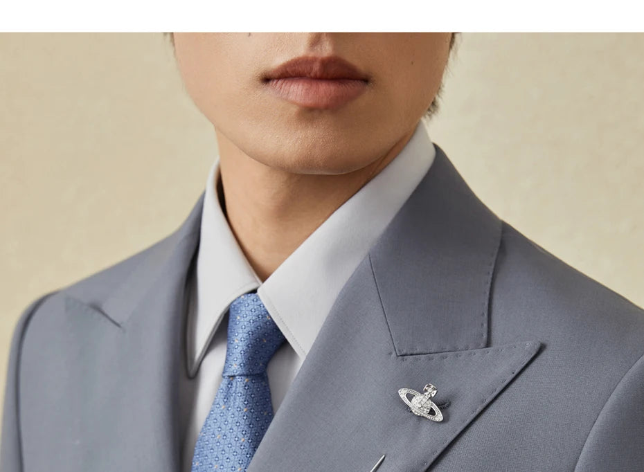 Upper section of the Comet suit shown on model, with peaked lapels. From Borcelleclothes.