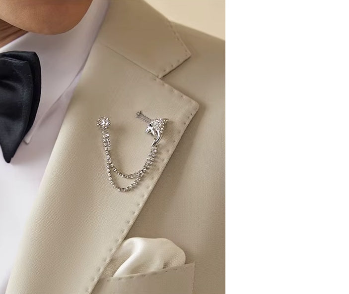 The lapel buttonhole on the Borcelleclothes Men's Ecru White Suit blazer, adorned with a decorative silver chain pin, highlighting the refined craftsmanship and unique detailing.