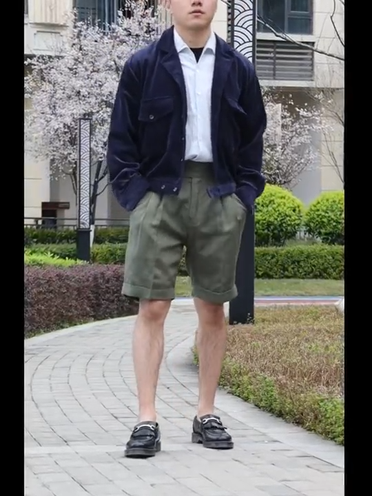 Video showcasing Men’s tailored linen shorts in Sage, featuring front tucks and neatly turned-back cuffs. From Borcelleclothes.