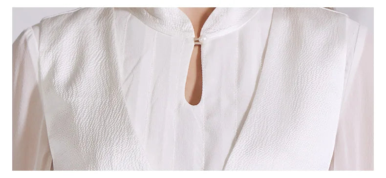 Detail of the dress’s keyhole neckline with jacquard collar and pearl-like button. From Borcelleclothes.