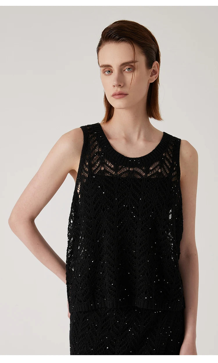 Model with hand behind, highlighting the structure of the Onyx linen top. From Borcelleclothes.