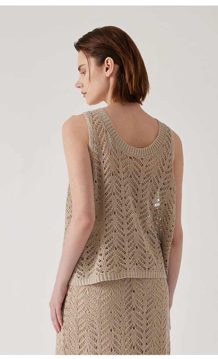 Back view of the Vanilla linen top with openwork knit and wide neckline. From Borcelleclothes.