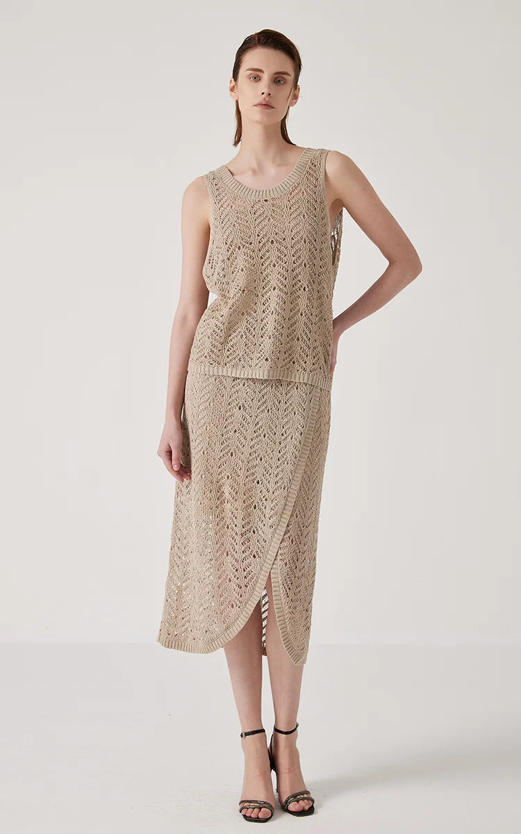 Model with hand on hip, wearing the Vanilla linen top in an airy lace pattern. From Borcelleclothes.