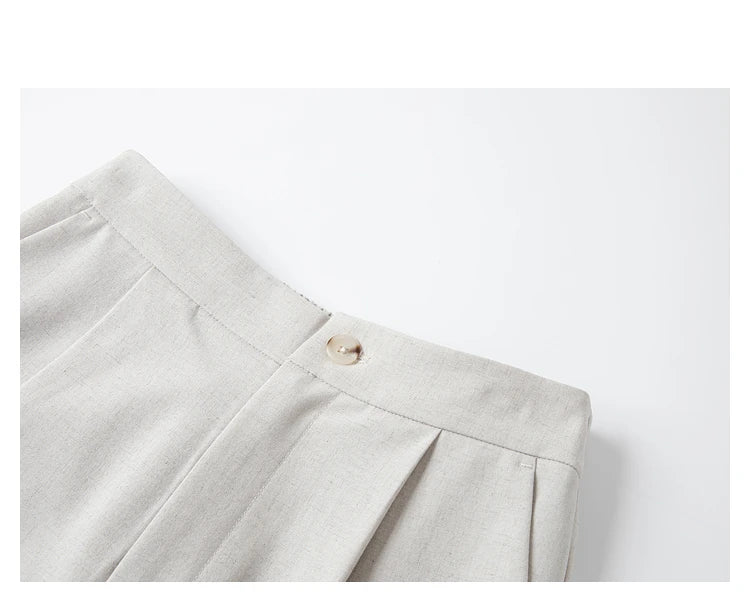 Detail of the Martini trousers’ waistband with pleats, button closure, and elasticated back. From Borcelleclothes.