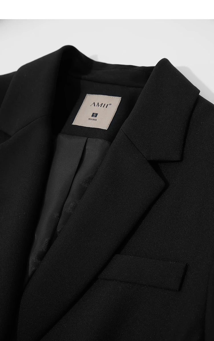 Close-up of Onyx minimal blazer upper part with lapels and clean neckline – From Borcelleclothes.