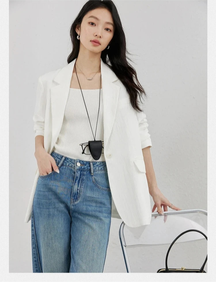 Woman in Platinum Urban Blazer with her hand in jeans pocket. From Borcelleclothes.