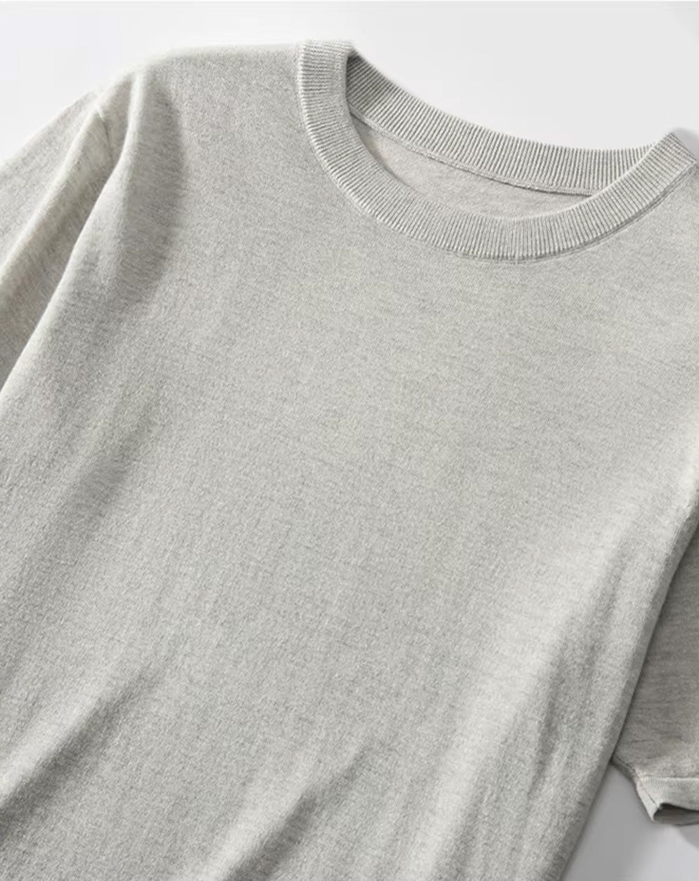 Upper part of the Men’s fine-knit silk-cashmere T-shirt in Silver Sand— lightweight and breathable knit with a smooth surface, ribbed neckband, and bottom hem. From Borcelleclothes.