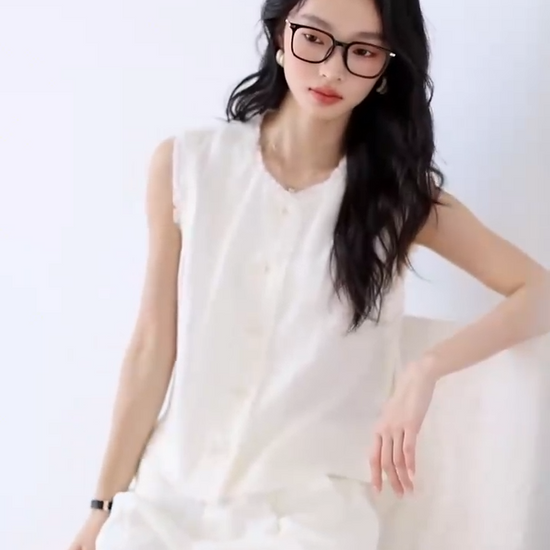 Video showcasing a Women’s two-piece set in Spring Wood with sleeveless fringe-trimmed tops and pleated wide-leg trousers in breathable textured fabrics. From Borcelleclothes.