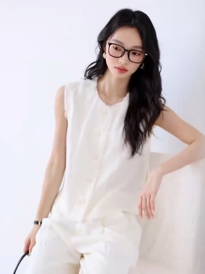 Video showcasing a Women’s two-piece set in Spring Wood with sleeveless fringe-trimmed tops and pleated wide-leg trousers in breathable textured fabrics. From Borcelleclothes.