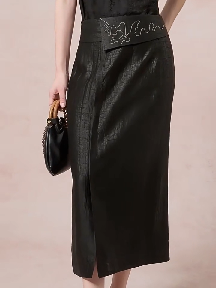 Video showcasing a Women's midi 6A Mulberry silk skirt featuring a distinct craquelure pattern and architectural asymmetry. — From Borcelleclothes.