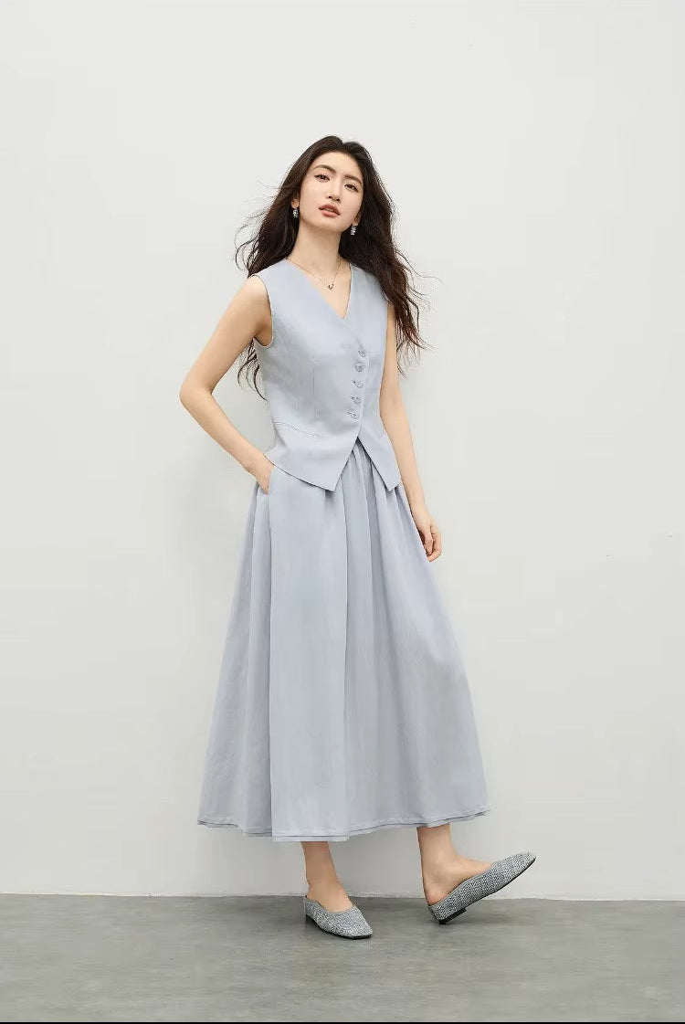 Elegant posture of a woman in a lavender set, highlighting the fluid drape of the skirt — From Borcelleclothes.