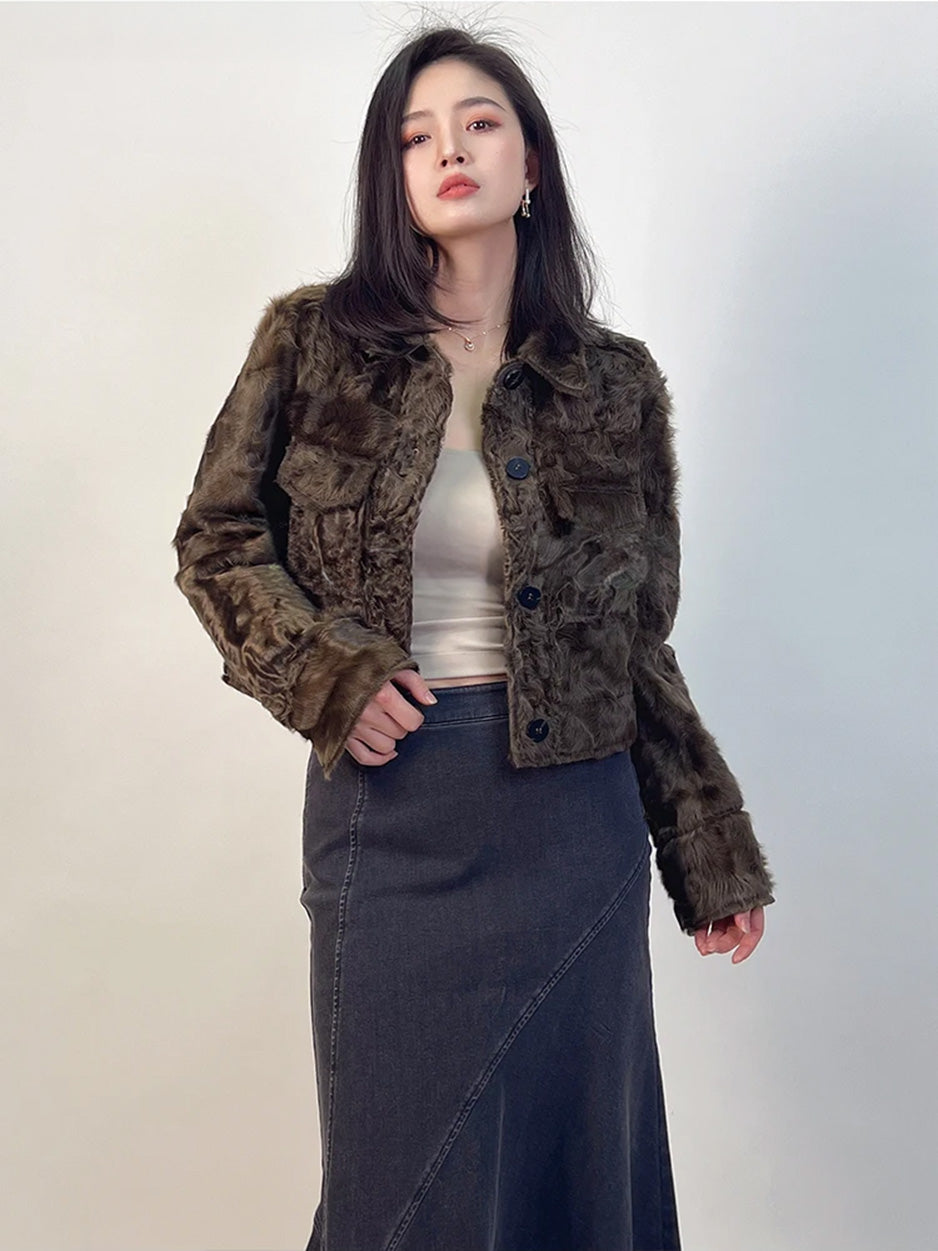A profile view of the Star Anise shearling shirt-jacket, capturing a gesture of audacity and the play of light within the wool’s depths. — From Borcelleclothes.