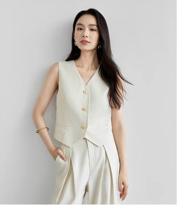 Woman with one hand in the pocket of her wide-leg linen blend trousers. From Borcelleclothes.