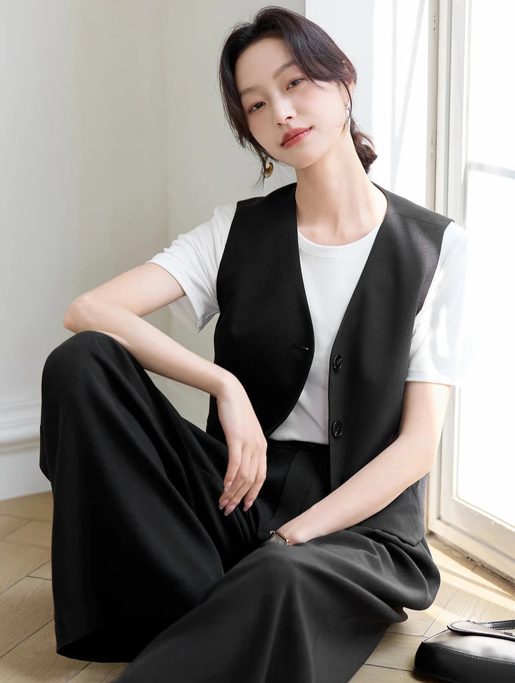 Woman sitting on the floor in a relaxed midnight-shade linen blend set. From Borcelleclothes.