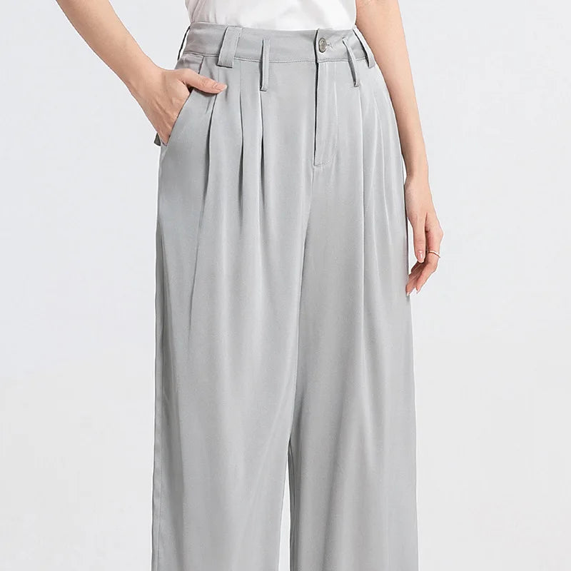 Upper part detail of gray silk trousers with a hand in the slash pocket. — Borcelleclothes.