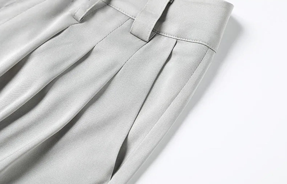 Detailed view of the front slash pocket on gray Mulberry silk trousers. — Borcelleclothes.