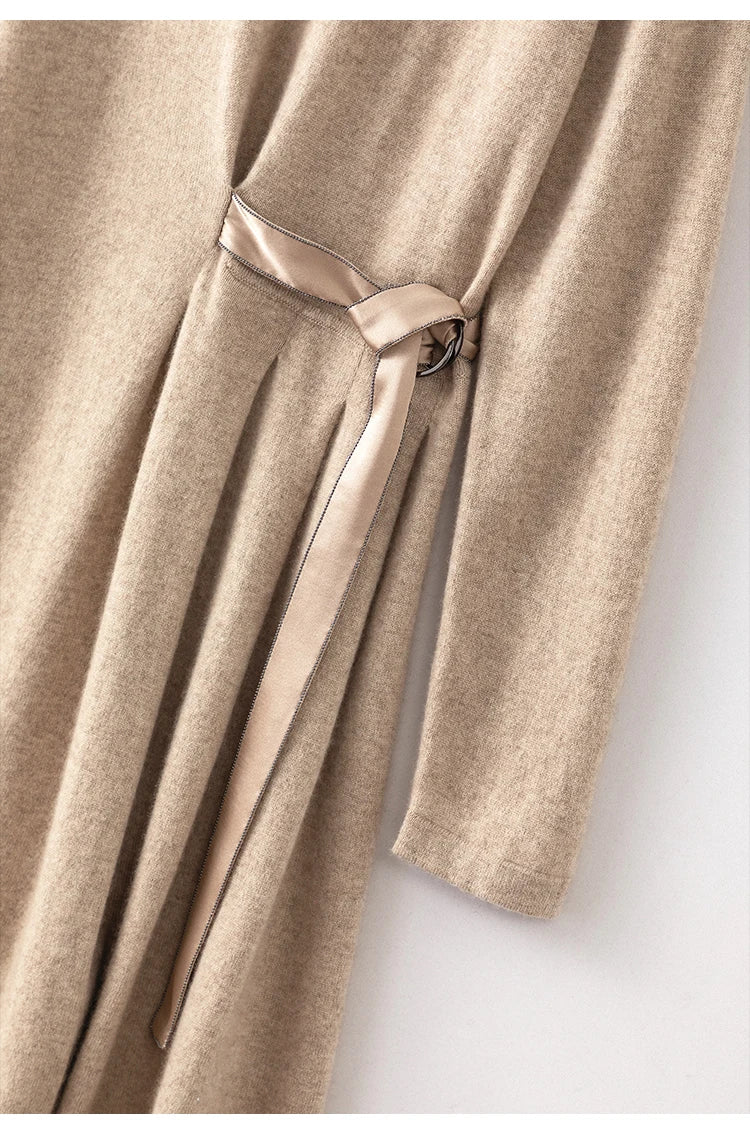 Detail of front belt section with glossy ribbon and pleats — From Borcelleclothes.