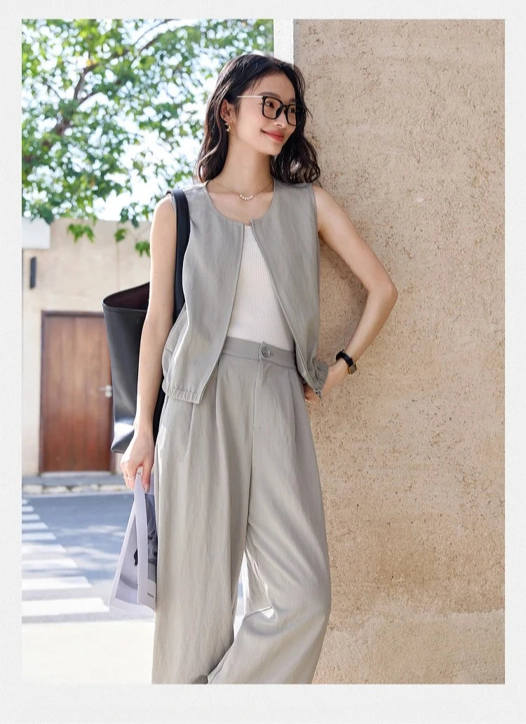 Close-up of model resting her hand on her hip, emphasizing the waistline of the trousers. From Borcelleclothes.