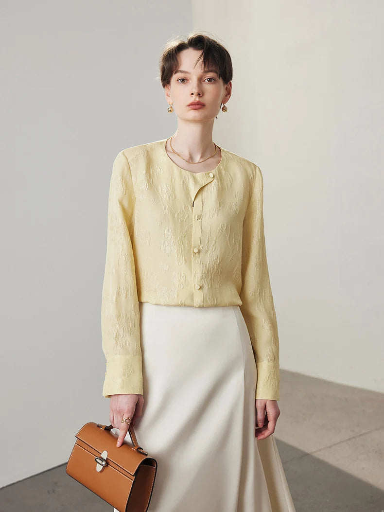 womens-jacquard-silk-blouse-hampton-model-holds-bag
Model holding a bag while wearing jacquard silk blouse in Hampton. From Borcelleclothes.
