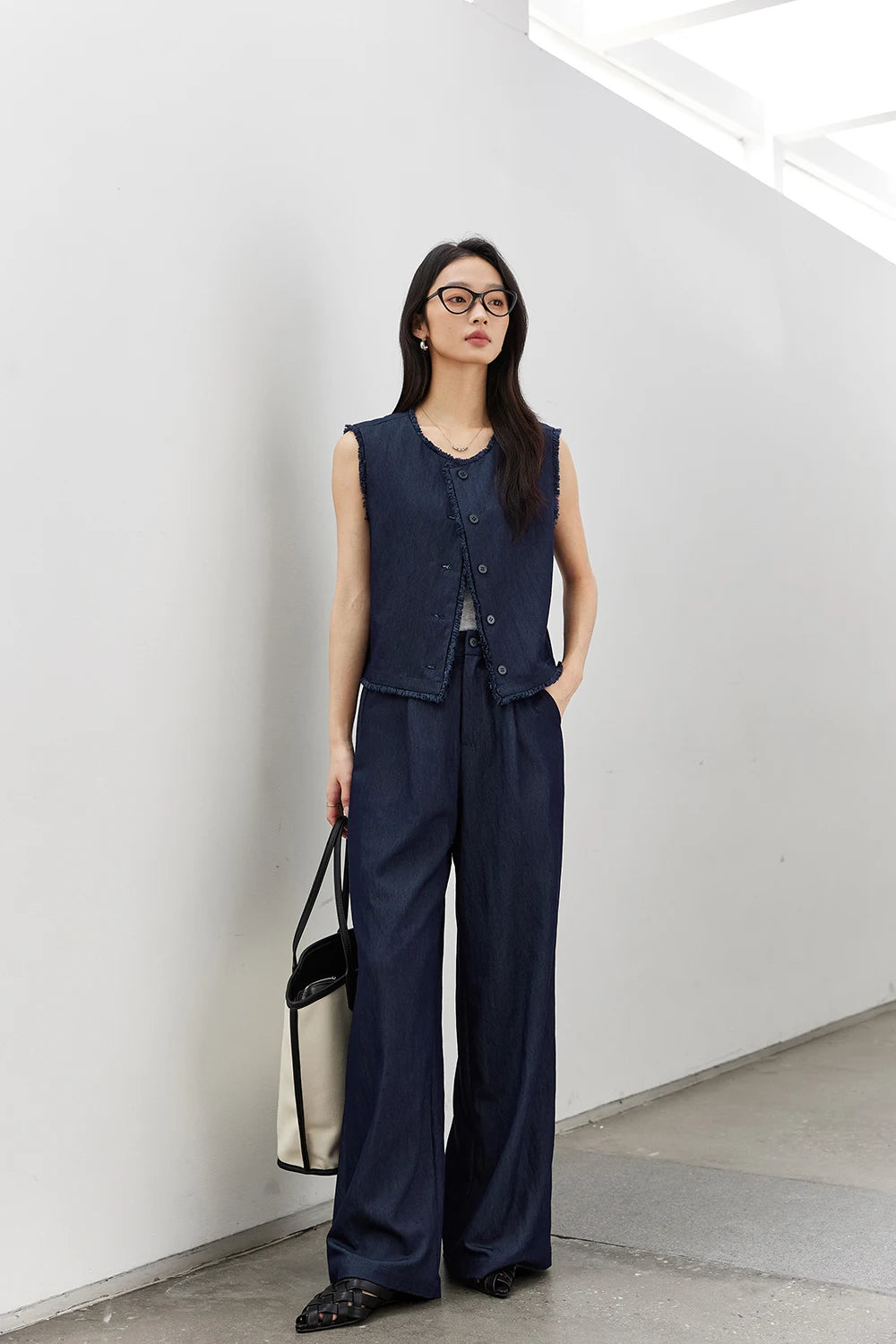 Model with hand in pocket of the Lucky Point trousers. From Borcelleclothes.