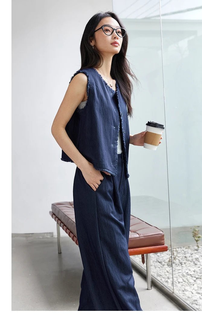 Model turned slightly to the side in the Lucky Point set. From Borcelleclothes.