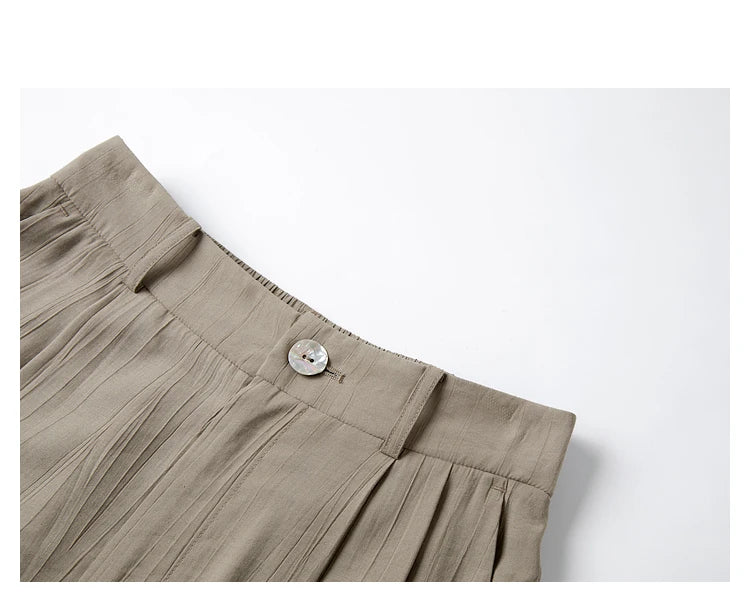 Detailed view of the trousers’ adjustable waistband with elastic back and belt loops. From Borcelleclothes.