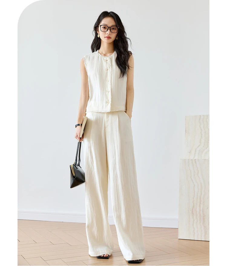 Model with hand in the trouser pocket of the Spring Wood set. From Borcelleclothes.