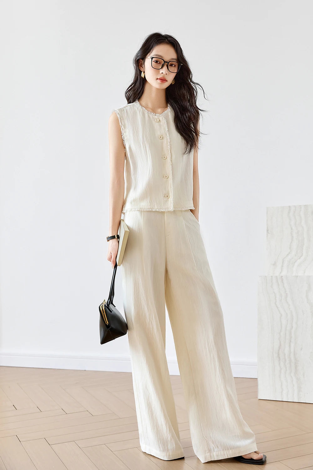 Model holding a bag and book in one hand while wearing the Spring Wood set. From Borcelleclothes.