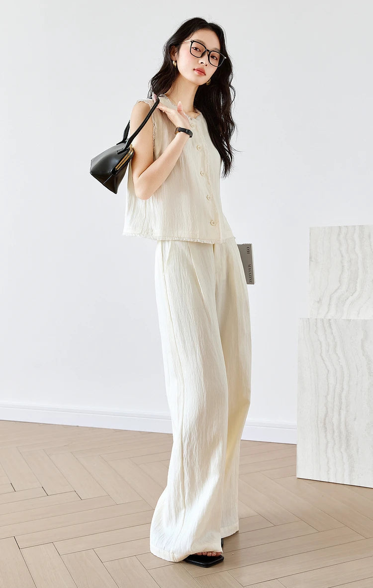 Model holding a bag over the shoulder in the Spring Wood set. From Borcelleclothes.