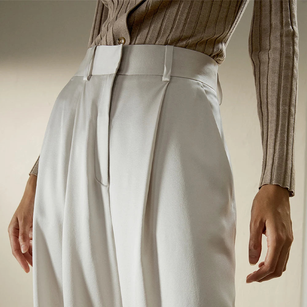 Close-up of the upper part of the Platinum silk trousers, highlighting the tailored waistband and refined finish. From Borcelleclothes.
