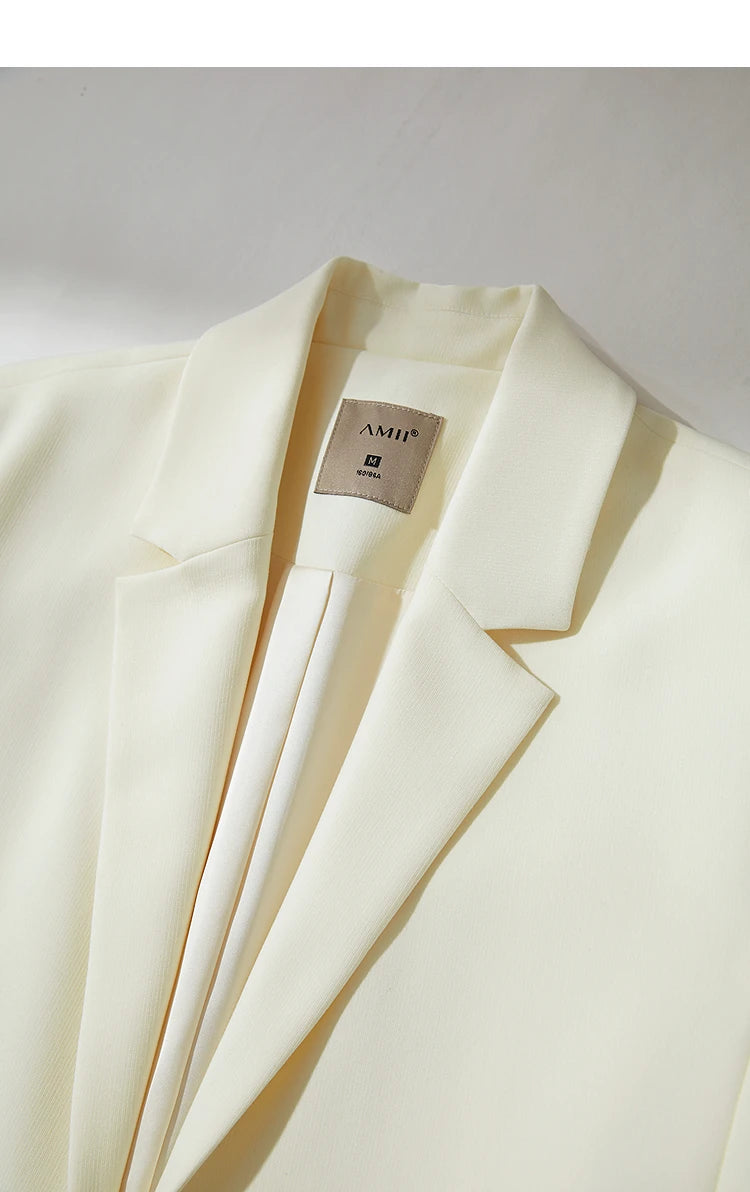 Collar and lapels of Pearl Bush wrap blazer with golden pendant – From Borcelleclothes.